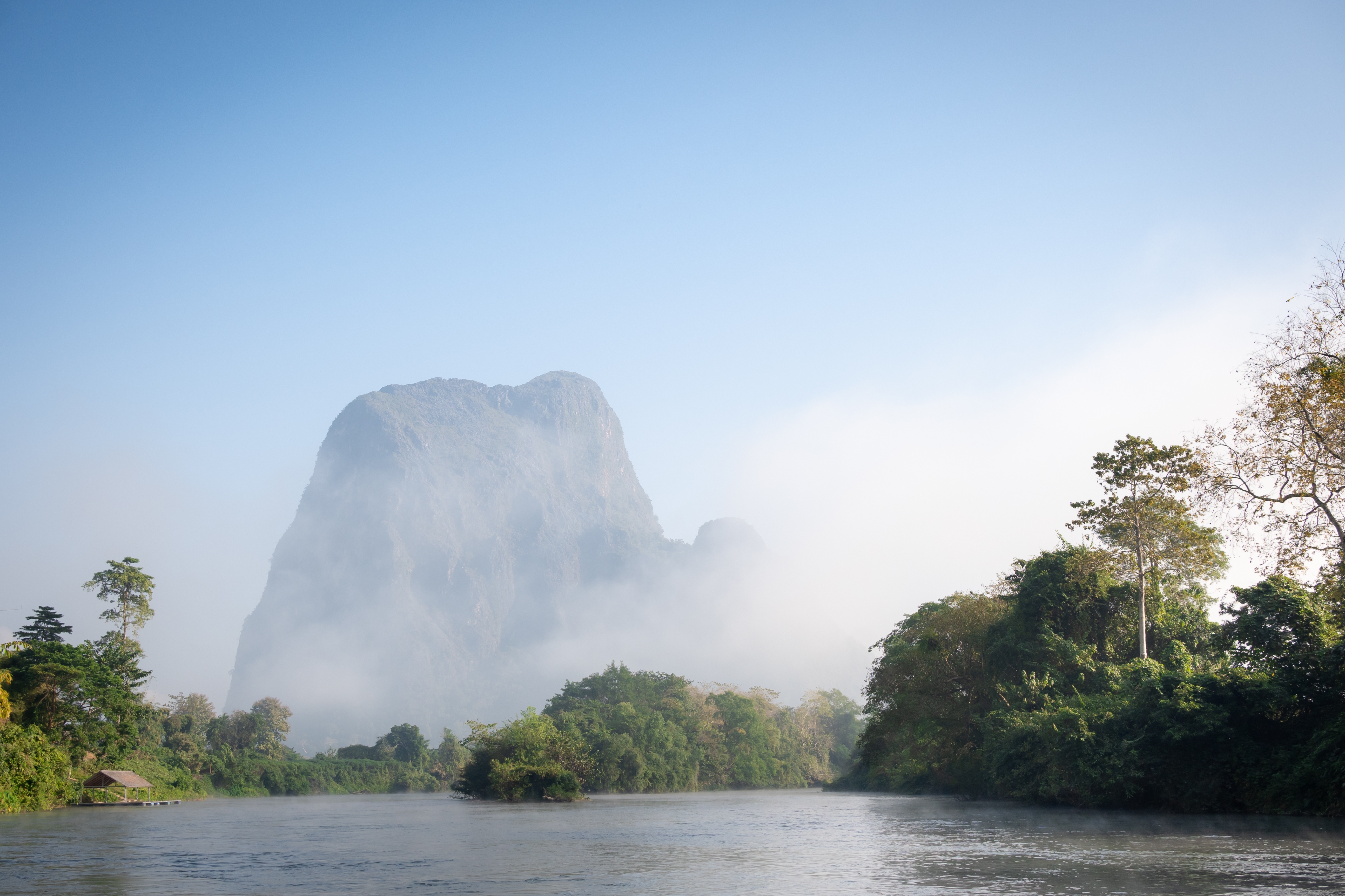 เมืองเฟือง ลาว วิวภูเขาหินปูนและสายน้ำธรรมชาติ บรรยากาศเงียบสงบ