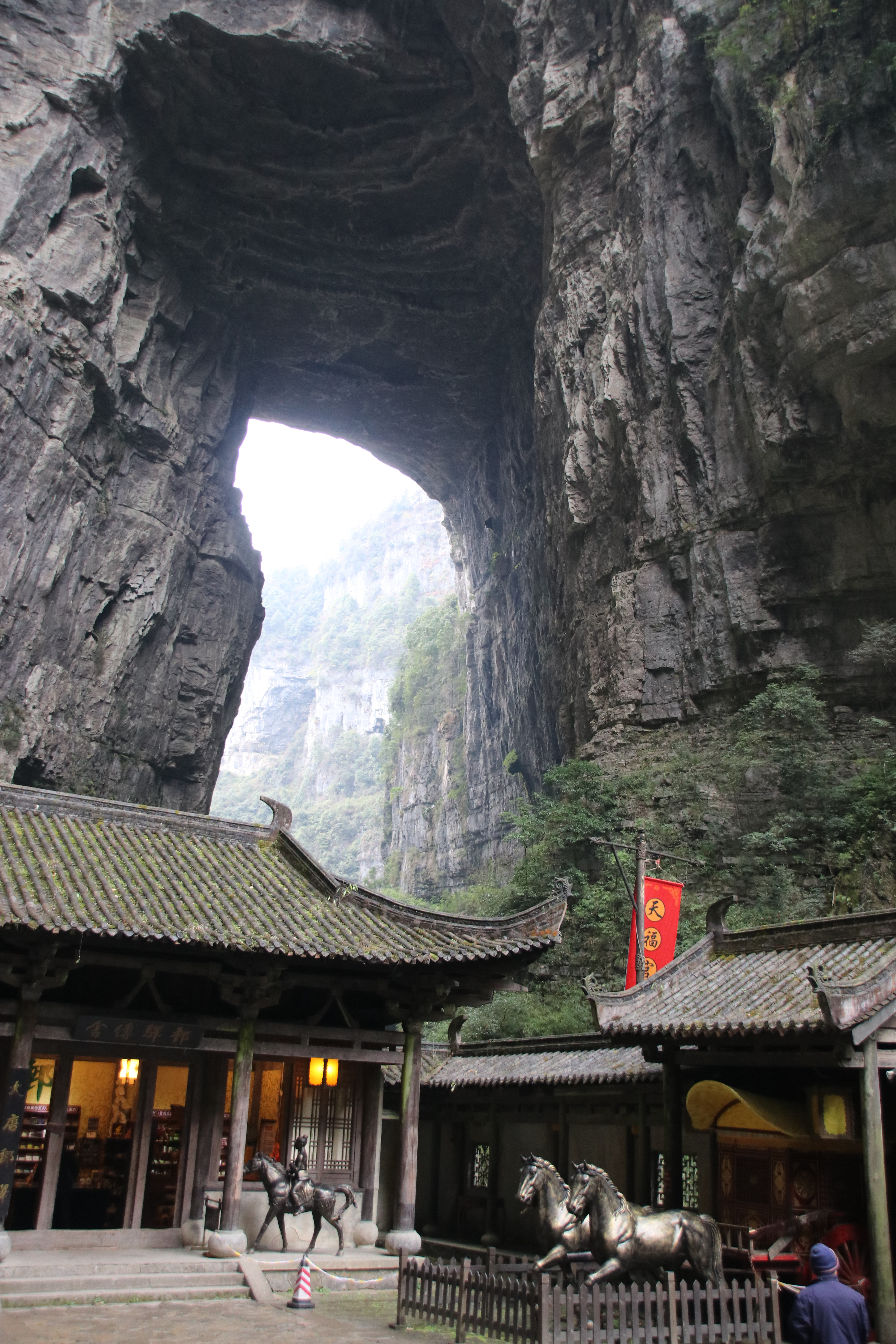 วิวทิวทัศน์หุบเขาธรรมชาติอันยิ่งใหญ่ที่เมืองอู่หลง ประเทศจีน