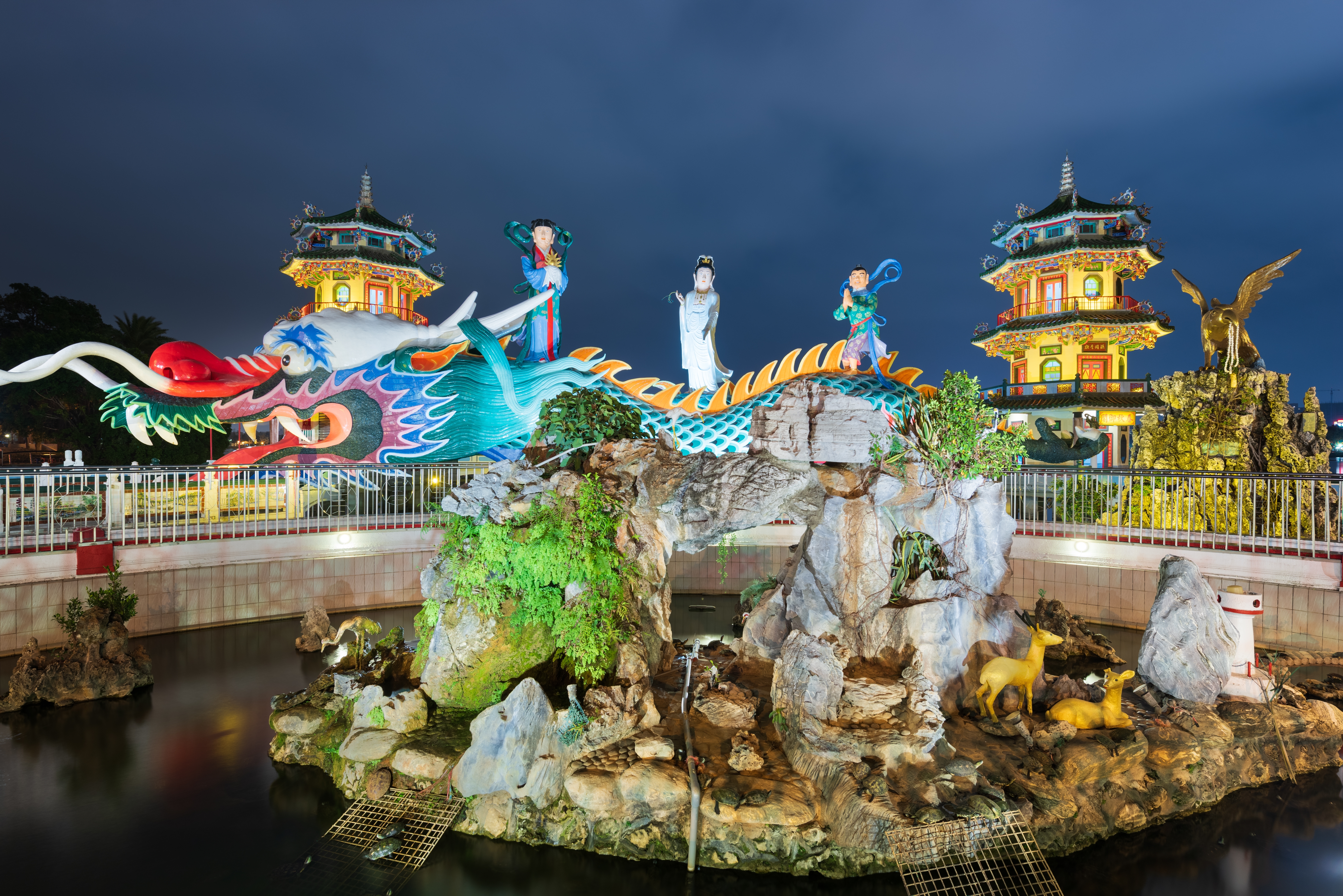 เที่ยวเกาสง ไต้หวัน Lotus Pond และ Dragon Tiger Pagodas