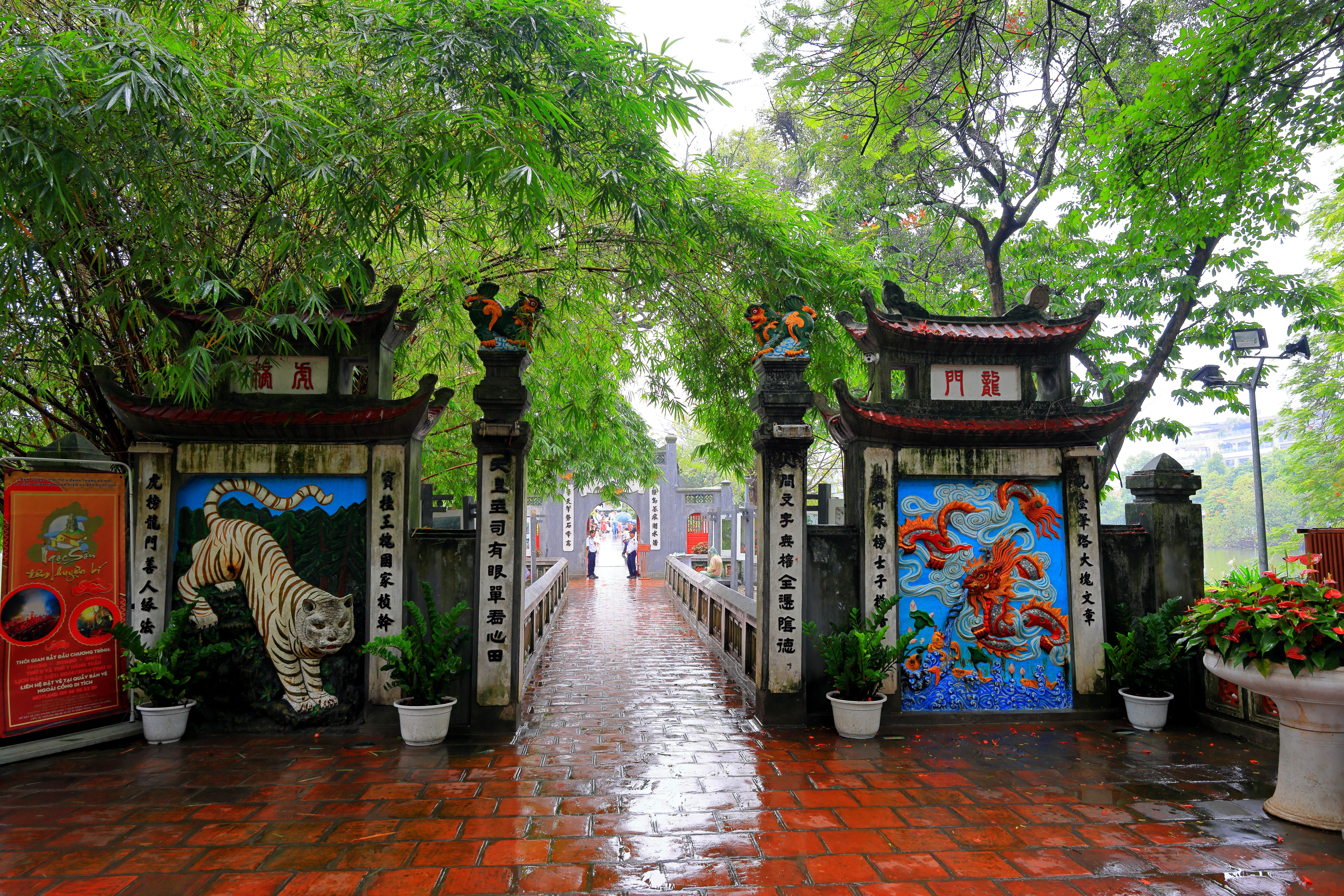 บรรยากาศทะเลสาบฮหว่านเกี๊ยมและวัดเนินหยกในยามเย็น