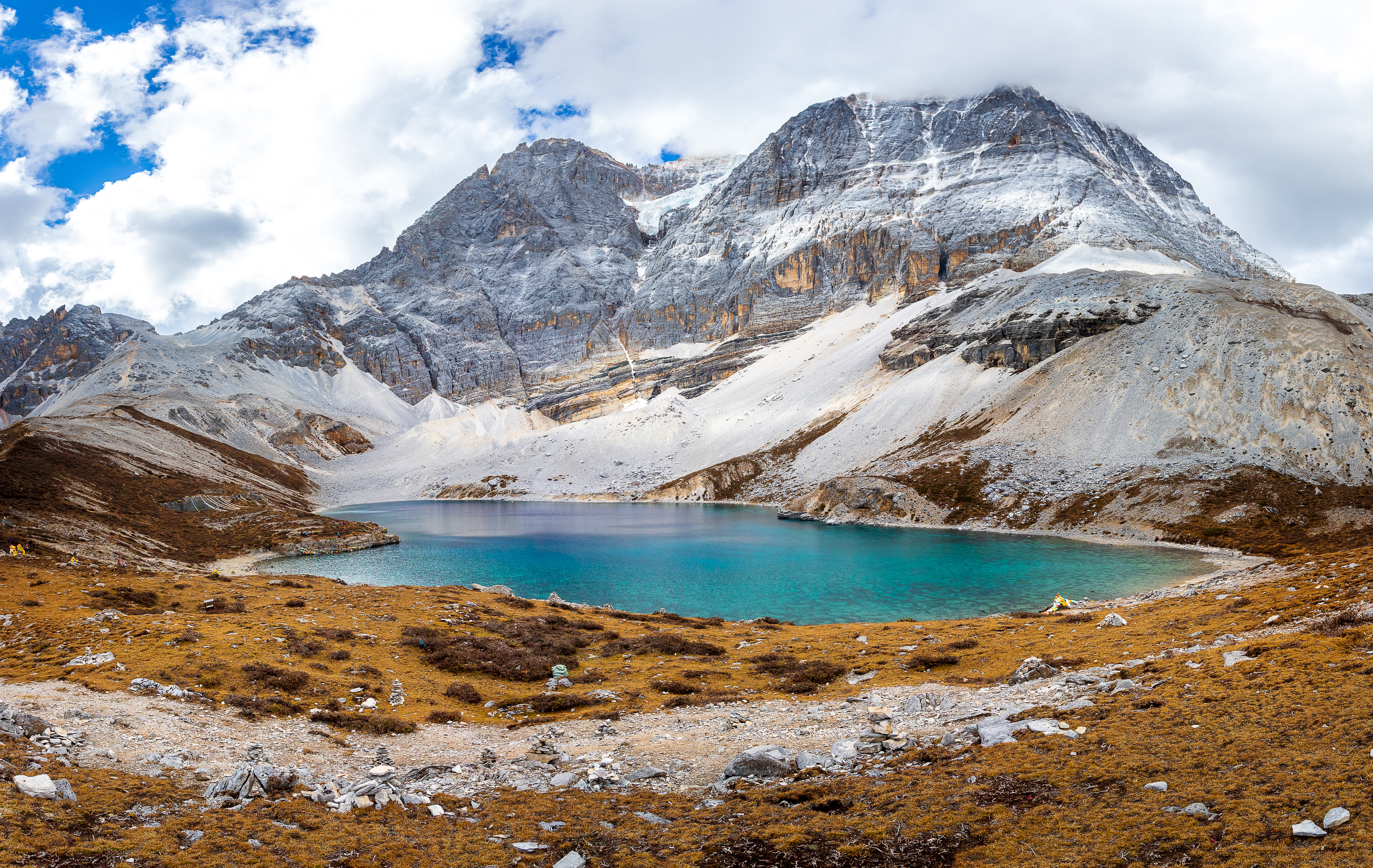 ภาพทะเลสาบ 5 สี ที่มีเฉดสีน้ำเปลี่ยนไปตามแสงในอุทยานย่าติง