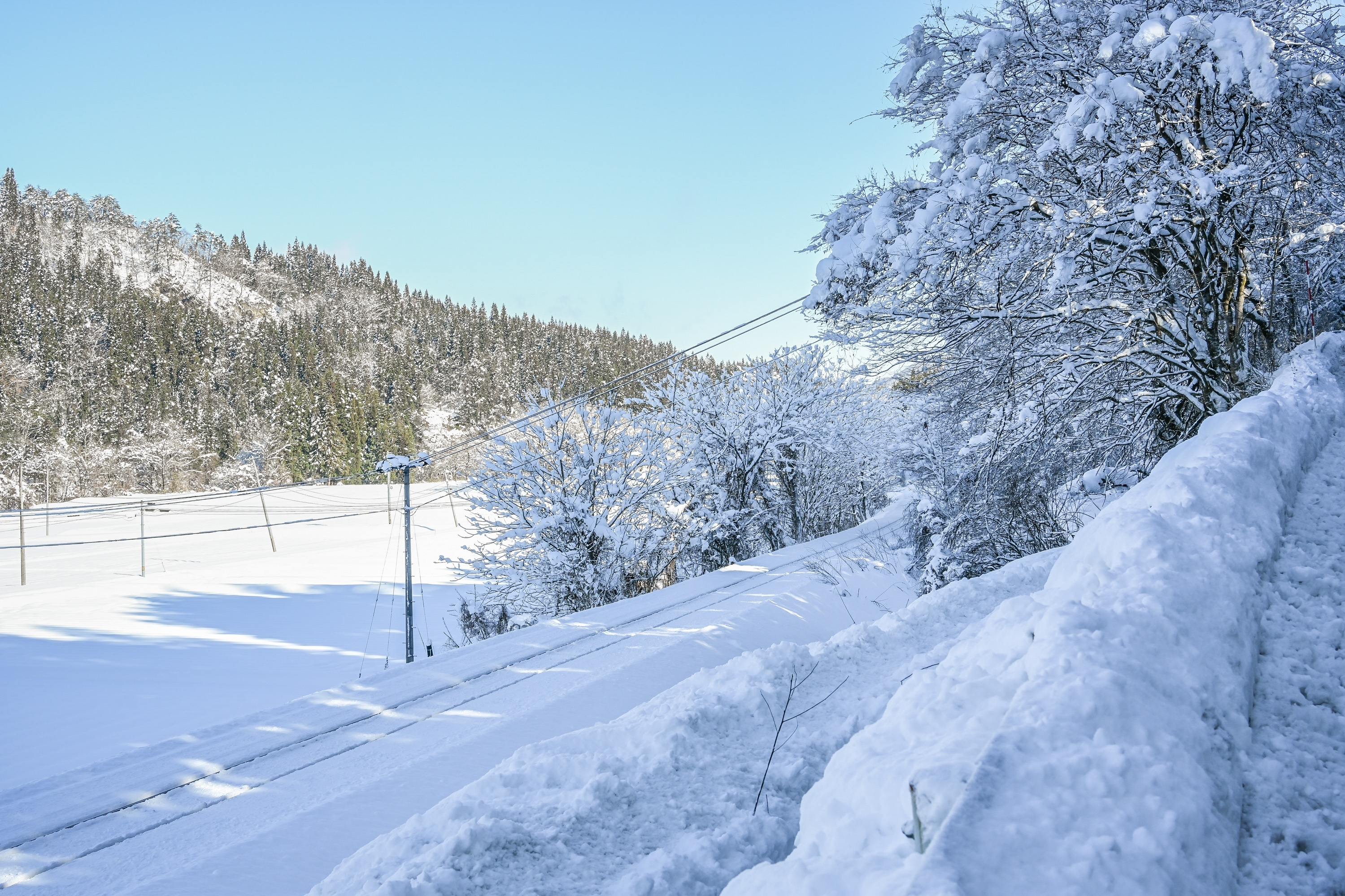 วิวแม่น้ำ Tadami และสะพานรถไฟ Tadami River Bridge ปกคลุมด้วยหิมะ